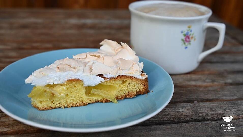 Passend zur Hauptsaison des Rhabarbers zeigt Irene Dick ihr einfaches Rhabarberkuchenrezept. Passend zur Hauptsaison des Rhabarbers zeigt Irene Dick ihr einfaches Rhabarberkuchenrezept.