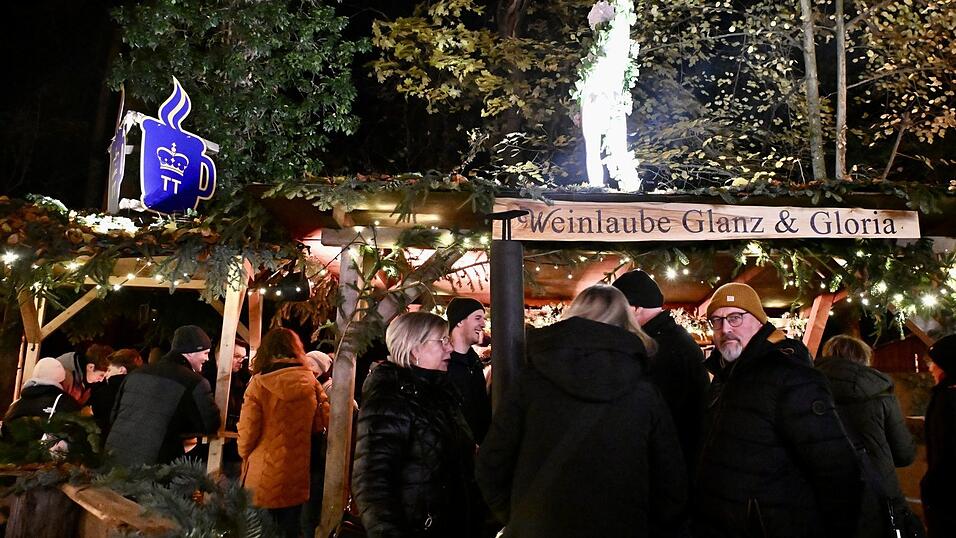 In Regensburg wurde am Freitagabend der Romantische Weihnachtsmarkt auf Schloss Thurn und Taxis eröffnet. In Regensburg wurde am Freitagabend der Romantische Weihnachtsmarkt auf Schloss Thurn und Taxis eröffnet.