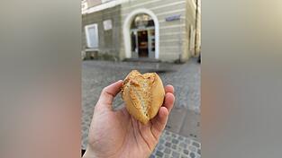 Das Schwarzer Kipferl geh&ouml;rt zum kulinarischen Erbe Regensburgs. Sollte eine &Uuml;bernahme der B&auml;ckerei Schwarzer scheitern, k&ouml;nnte es k&uuml;nftig von einem anderen Anbieter hergestellt werden.