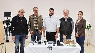 Ein Jahr nach der Gründung ist der Verein zur Wildtierrettung bestens ausgerüstet. Zwölf Tage waren die ehrenamtlichen Piloten und Helfer bei der Mahd in diesem Jahr im Einsatz, wobei rund 250 Hektar durchkämmt und mehrere Tiere vor dem sicheren Mähtod bewahrt wurden. Ein Jahr nach der Gründung ist der Verein zur Wildtierrettung bestens ausgerüstet. Zwölf Tage waren die ehrenamtlichen Piloten und Helfer bei der Mahd in diesem Jahr im Einsatz, wobei rund 250 Hektar durchkämmt und mehrere Tiere vor dem sicheren Mähtod bewahrt wurden.