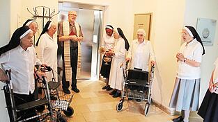 Pfarrer Sigmund Kastner erbittet den Segen über den neuen Aufzug. Pfarrer Sigmund Kastner erbittet den Segen über den neuen Aufzug.