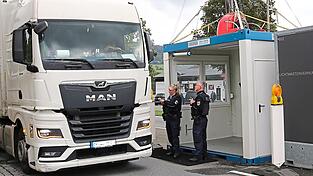 Im Schritttempo rollt der Laster an den Grenzübergang. Die Beamten warten schon. Im Schritttempo rollt der Laster an den Grenzübergang. Die Beamten warten schon.