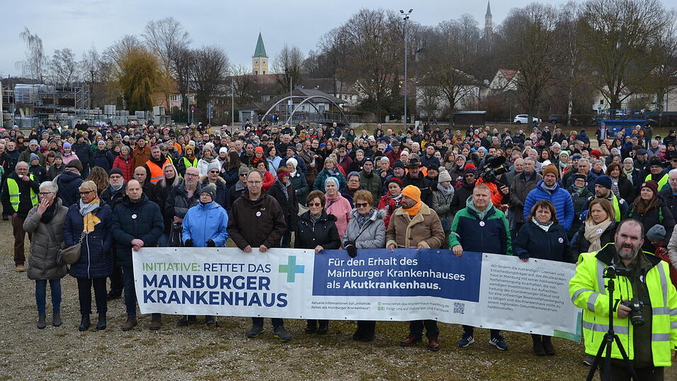 Etwa 2.750 B&uuml;rger aus Mainburg und der umliegenden Region versammelten sich auf der Sch&ouml;llwiese in Sichtweite der Innenstadt, um f&uuml;r den Erhalt der Klinik am Ort als Akutkrankenhaus mit station&auml;rer Notaufnahme zu demonstrieren.&nbsp;