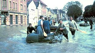 Eine Szene vom Hochwasser in Plattling 1940.
