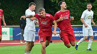 Marius Weiderer (in rot) und Kilian Schwarzmüller hielten bei der SpVgg Landshut die Abwehr des TSV Seebach lange zusammen, auf das Duo wird auch gegen Burglengenfeld viel Arbeit zukommen.