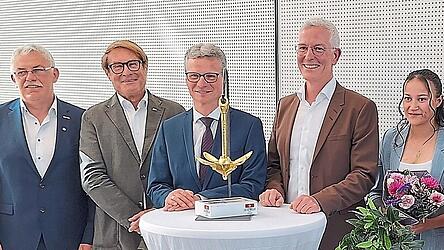 Nach der Amtseinf&uuml;hrung: (v. l.) Erwin Reith (Kreishandwerksmeister Donau-Wald), Toni Fink (Vizepr&auml;sident IHK Niederbayern), Landrat Bernd Sibler, Schulleiter Ulrich Osiander, Sch&uuml;lersprecherin Ailine Lieske sowie Maria Sommerer und Ralf Reiner von der Regierung von Niederbayern.