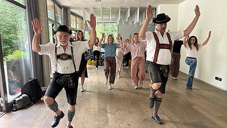 Auch die Influencer beim Spezlcamp durften sich an einer Plattler-Performance versuchen. Die Koordination von H&auml;nden und F&uuml;&szlig;en war dabei entscheidend.
