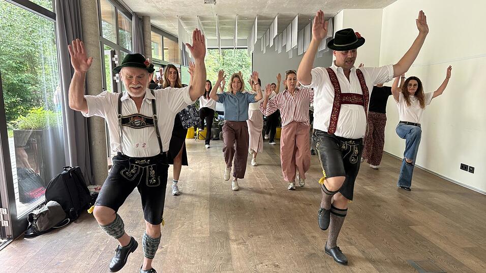 Auch die Influencer beim Spezlcamp durften sich an einer Plattler-Performance versuchen. Die Koordination von Händen und Füßen war dabei entscheidend. Auch die Influencer beim Spezlcamp durften sich an einer Plattler-Performance versuchen. Die Koordination von Händen und Füßen war dabei entscheidend.