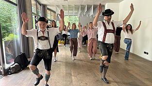 Auch die Influencer beim Spezlcamp durften sich an einer Plattler-Performance versuchen. Die Koordination von Händen und Füßen war dabei entscheidend. Auch die Influencer beim Spezlcamp durften sich an einer Plattler-Performance versuchen. Die Koordination von Händen und Füßen war dabei entscheidend.