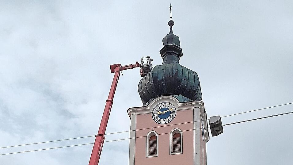 Der Kran mit Hebeb&uuml;hne war am Montag vor der Stadtpfarrkirche im Einsatz. Am Dienstag ist er in Wolfsdorf besch&auml;ftigt.