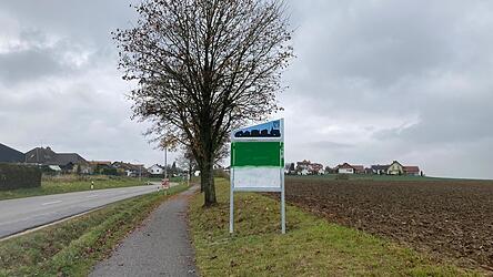 Nicht mal zwei Monate stand die neue Ortseingangstafel, deren wechselnde Siebtrucktafeln auf Veranstaltungen im Gemeindegebiet aufmerksam machen sollen, ehe sie durch Schmierereien verunstaltet wurde. Nicht mal zwei Monate stand die neue Ortseingangstafel, deren wechselnde Siebtrucktafeln auf Veranstaltungen im Gemeindegebiet aufmerksam machen sollen, ehe sie durch Schmierereien verunstaltet wurde.