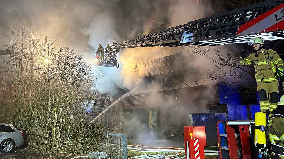 Bei dem Brand eines Mehrfamilienhauses in Ansbach wurde ein Mensch verletzt. Es entstand laut Polizei ein Schaden von mindestens zwei Millionen Euro.