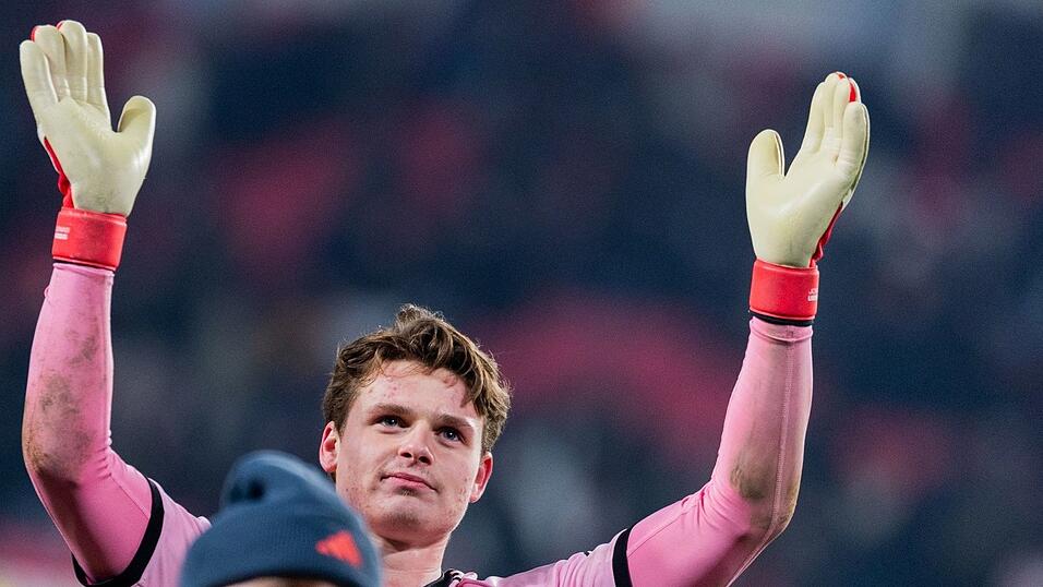 Jonas Urbig wurde beim Bayern-Sieg in Eindhoven zum Man of the Match gek&uuml;rt.