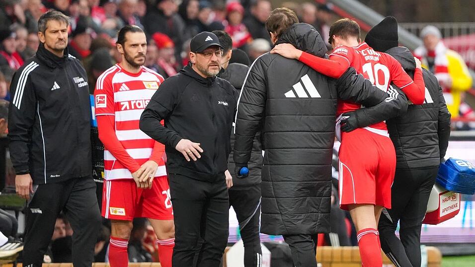 Gleich in der Anfangsphase musste Janik Haberer durch Christopher Trimmel ersetzt werden. Gleich in der Anfangsphase musste Janik Haberer durch Christopher Trimmel ersetzt werden.