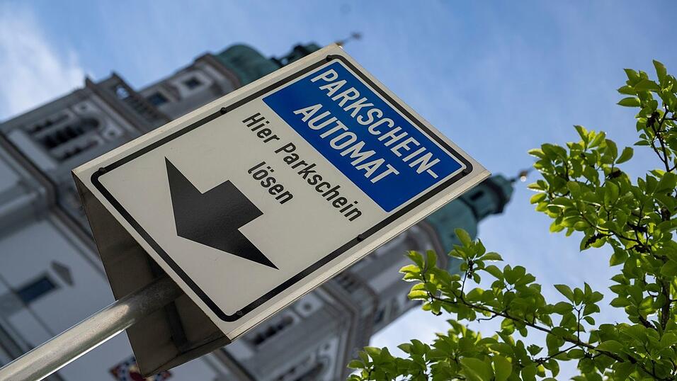 Hinweisschild auf einen Parkscheinautomaten der Stadt Kempten. (Archivbild)