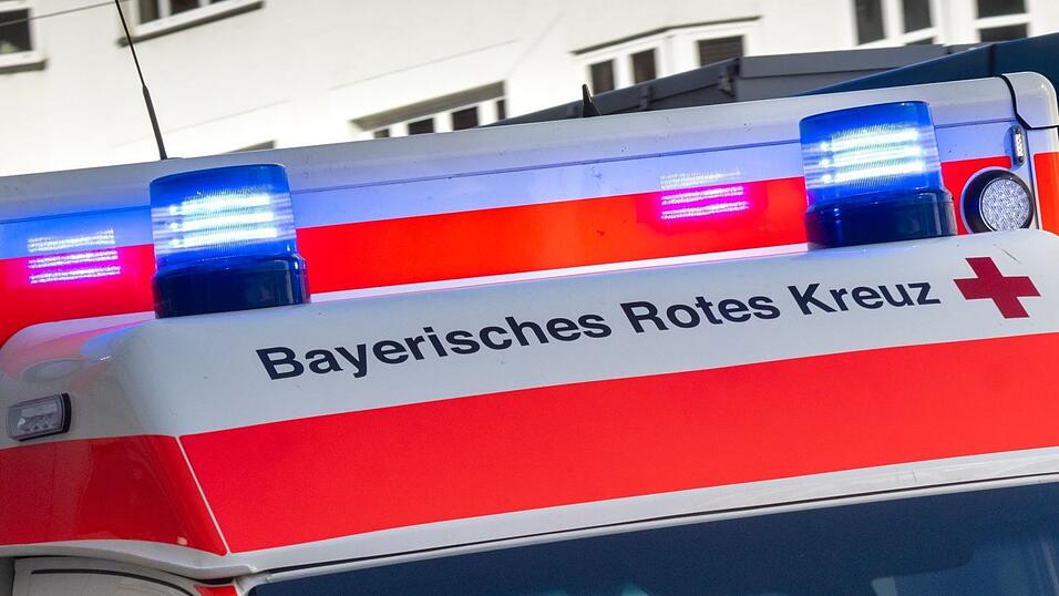 Der Rettungsdienst brachte das Kind verletzt in eine Klinik. (Symbolbild) Der Rettungsdienst brachte das Kind verletzt in eine Klinik. (Symbolbild)