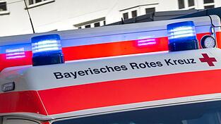 Der Rettungsdienst brachte das Kind verletzt in eine Klinik. (Symbolbild)