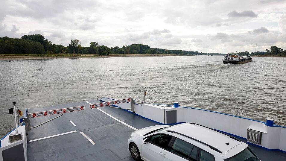 Mit dem Auto auf der F&auml;hre von Zons nach D&uuml;sseldorf: Seit Samstag geht das wieder.
