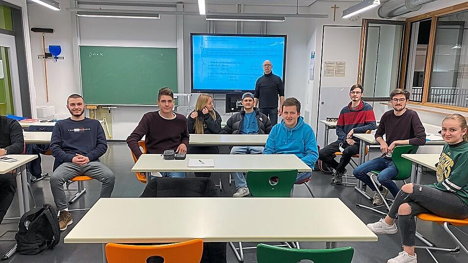 Die Schüler stellen sich den Anforderungen der Berufsschule plus, um das Fachabitur zu bekommen. Die Schüler stellen sich den Anforderungen der Berufsschule plus, um das Fachabitur zu bekommen.