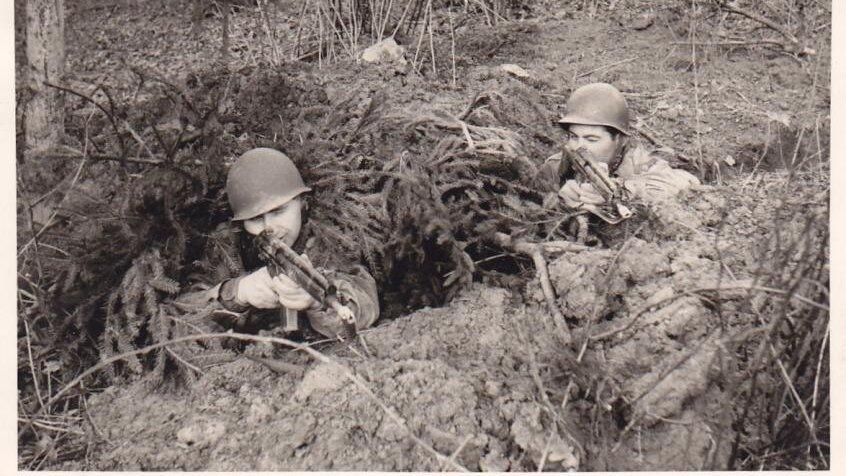 Manfred Lieret (l.) mit einem seiner Kameraden bei einer &Uuml;bung der Bundeswehr.