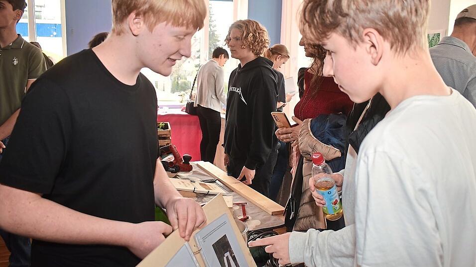Die Schüler präsentierten die eigenen Werke auch ihren Klassenkameraden. Die Schüler präsentierten die eigenen Werke auch ihren Klassenkameraden.