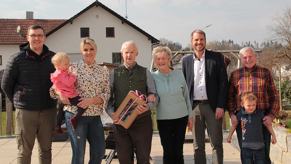 Die Enkel Alexander K&ouml;llnberger (l.) und Kerstin Schmid (2.v.l.), die Urenkel Luca (vorne r.) und Mila (vorne l.), Lebensgef&auml;hrtin Erna Wagner (3.v.r.), B&uuml;rgermeister Matthias Kohlmayer (2.v.r.) sowie Nachbar und dritter B&uuml;rgermeister Xaver Hagn (r.) gratulierten Georg K&ouml;llnberger (3.v.l.).