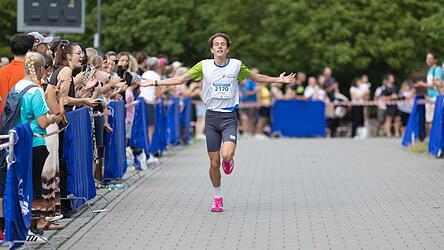 Leander Gallemann mit der Erlöserposer beim Zieleinlauf. Leander Gallemann mit der Erlöserposer beim Zieleinlauf.