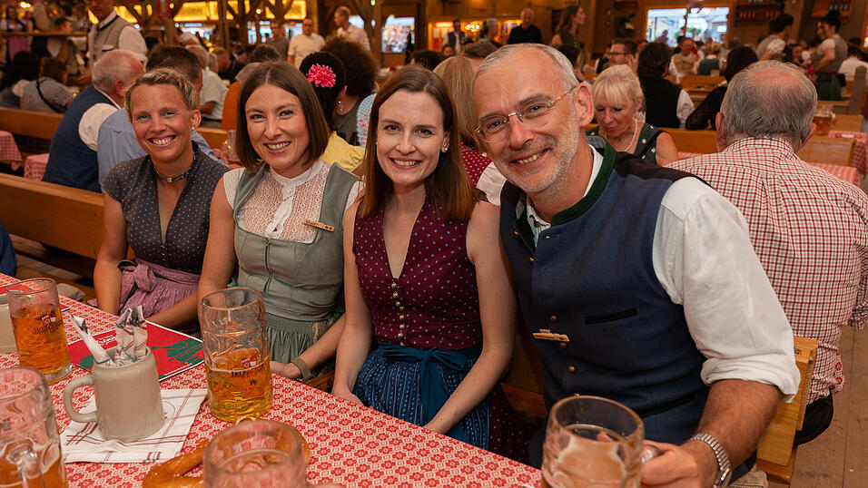 Die Partybilder vom Donnerstag, 17. August 2023, aus dem Festzelt Krönner. Die Partybilder vom Donnerstag, 17. August 2023, aus dem Festzelt Krönner.