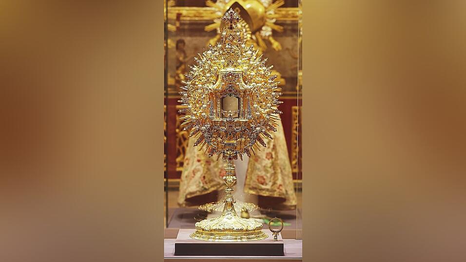 Rund einen Meter groß, reich verziert und in der Schatzkammer von St. Martin zu besichtigen: die Traubenmonstranz