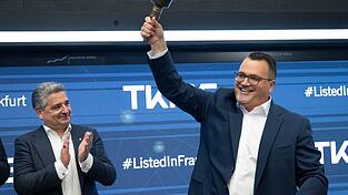 Nach der ersten Börsennotierung von TKMS wird die Glocke geschwungen.