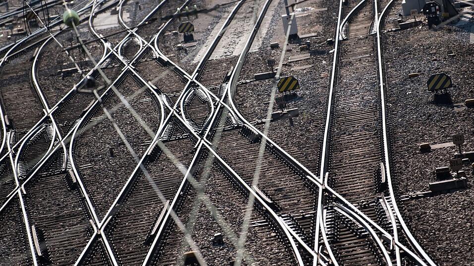 An einer Weiche sprangen zwei Güterwaggons aus den Gleisen. (Symbolbild) An einer Weiche sprangen zwei Güterwaggons aus den Gleisen. (Symbolbild)