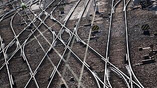 An einer Weiche sprangen zwei G&uuml;terwaggons aus den Gleisen. (Symbolbild)