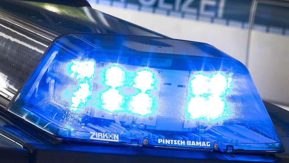 Ohne Führerschein und unter Drogen: Ein 24-Jähriger fährt in Hanau vor einer Kontrolle davon und verunglückt. (Symbolbild) Ohne Führerschein und unter Drogen: Ein 24-Jähriger fährt in Hanau vor einer Kontrolle davon und verunglückt. (Symbolbild)
