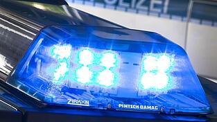 Ohne Führerschein und unter Drogen: Ein 24-Jähriger fährt in Hanau vor einer Kontrolle davon und verunglückt. (Symbolbild) Ohne Führerschein und unter Drogen: Ein 24-Jähriger fährt in Hanau vor einer Kontrolle davon und verunglückt. (Symbolbild)