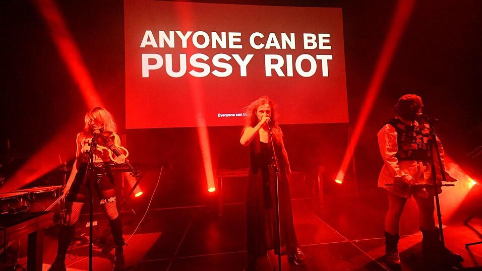 Das Künstlerkollektiv Pussy Riot hat in München eine Neuauflage seiner Show «Riot Days» vorgestellt. Das Künstlerkollektiv Pussy Riot hat in München eine Neuauflage seiner Show «Riot Days» vorgestellt.