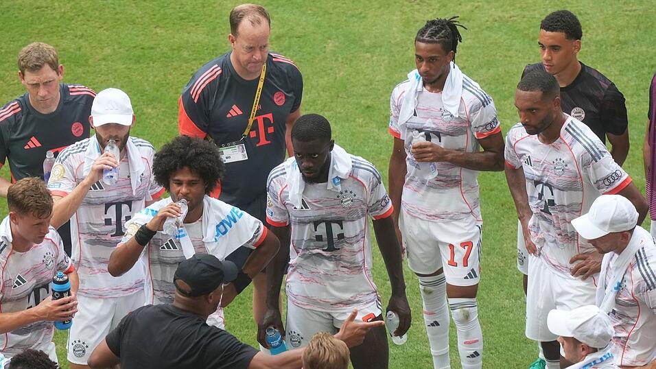 Bei der Club-WM - hier zu sehen Spieler des FC Bayern - gab es immer wieder Trinkpausen zur Erholung. Bei der Club-WM - hier zu sehen Spieler des FC Bayern - gab es immer wieder Trinkpausen zur Erholung.