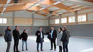 Verschafften sich einen Einblick in der neuen Halle: Bauamtsleiter Günther Wittmann, sein Kollege Heinfried Ohlmeyer, Hausmeisterin Manuel Zaumseil, Bürgermeister Helmut Fichtner, Schulleiter Heinrich Hottner sowie die Sportlehrerin Ines Englberger und Sportbeauftragter Andreas Schmid. Verschafften sich einen Einblick in der neuen Halle: Bauamtsleiter Günther Wittmann, sein Kollege Heinfried Ohlmeyer, Hausmeisterin Manuel Zaumseil, Bürgermeister Helmut Fichtner, Schulleiter Heinrich Hottner sowie die Sportlehrerin Ines Englberger und Sportbeauftragter Andreas Schmid.