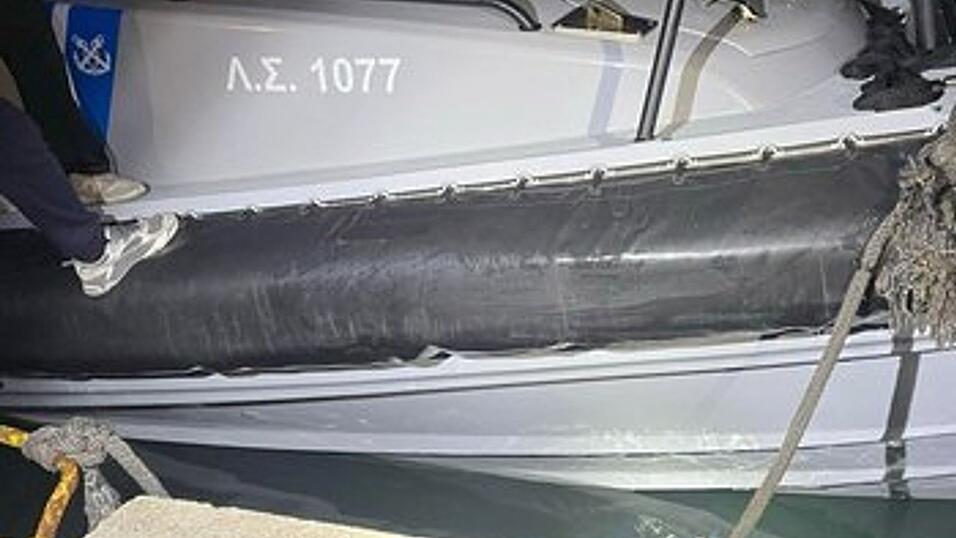 Das besch&auml;digte Patrouillenboot der griechischen K&uuml;stenwache nach der Kollision mit dem Boot der Migranten.