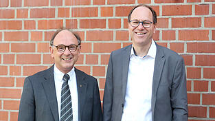 Zum 1. September wurde Alfred Wölfl (links) zum neuen Regionaldekan ernannt. Zugleich führt er St. Nikola und St. Pius zu einer Pfarreiengemeinschaft zusammen. Der Pfarrer von St. Wolfgang, Wolfgang Hierl, ist nun Dekan des Dekanats Landshut im Bistum Regensburg. Zum 1. September wurde Alfred Wölfl (links) zum neuen Regionaldekan ernannt. Zugleich führt er St. Nikola und St. Pius zu einer Pfarreiengemeinschaft zusammen. Der Pfarrer von St. Wolfgang, Wolfgang Hierl, ist nun Dekan des Dekanats Landshut im Bistum Regensburg.
