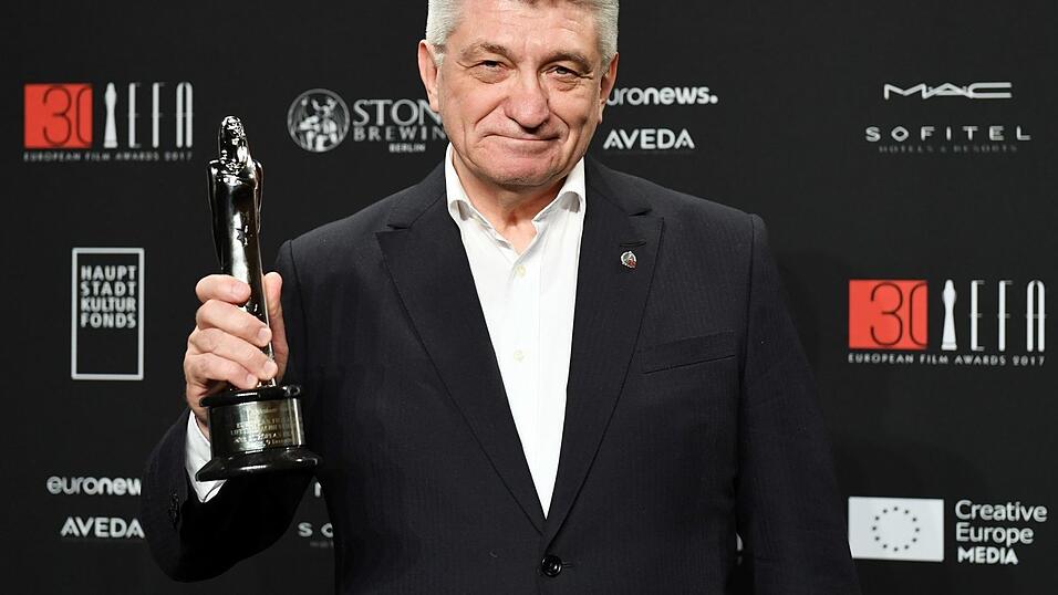 Regisseur Alexander Sokurow h&auml;lt am 9. Dezember 2017 in Berlin nach der Verleihung der 30. European Film Awards den Preis f&uuml;r das Lebenswerk in H&auml;nden.