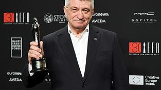Regisseur Alexander Sokurow hält am 9. Dezember 2017 in Berlin nach der Verleihung der 30. European Film Awards den Preis für das Lebenswerk in Händen. Regisseur Alexander Sokurow hält am 9. Dezember 2017 in Berlin nach der Verleihung der 30. European Film Awards den Preis für das Lebenswerk in Händen.