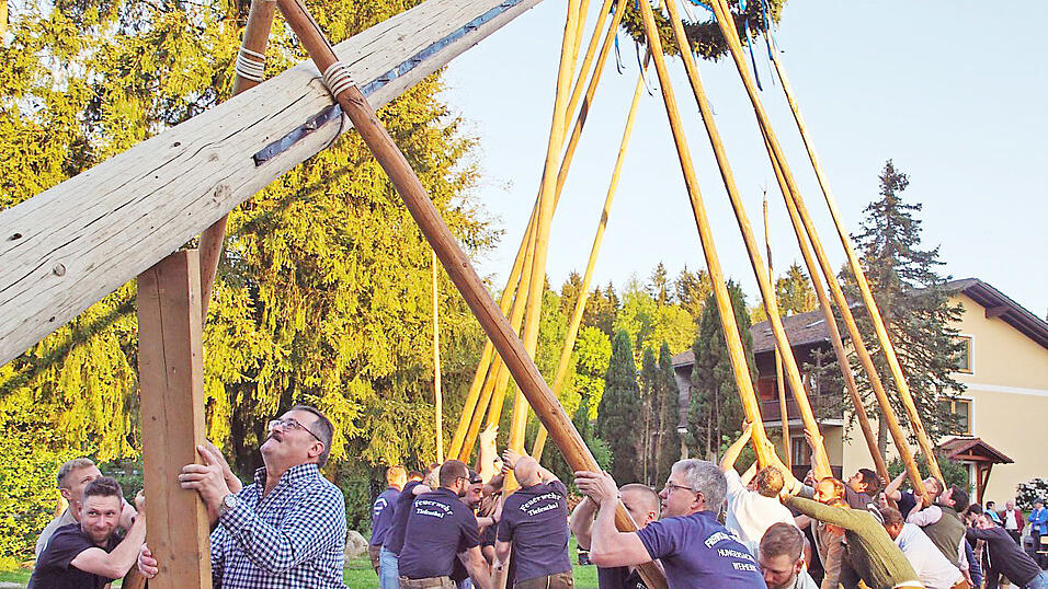 Die Feuerwehr Hungersacker-Weihern stellte am Mittwoch auf.