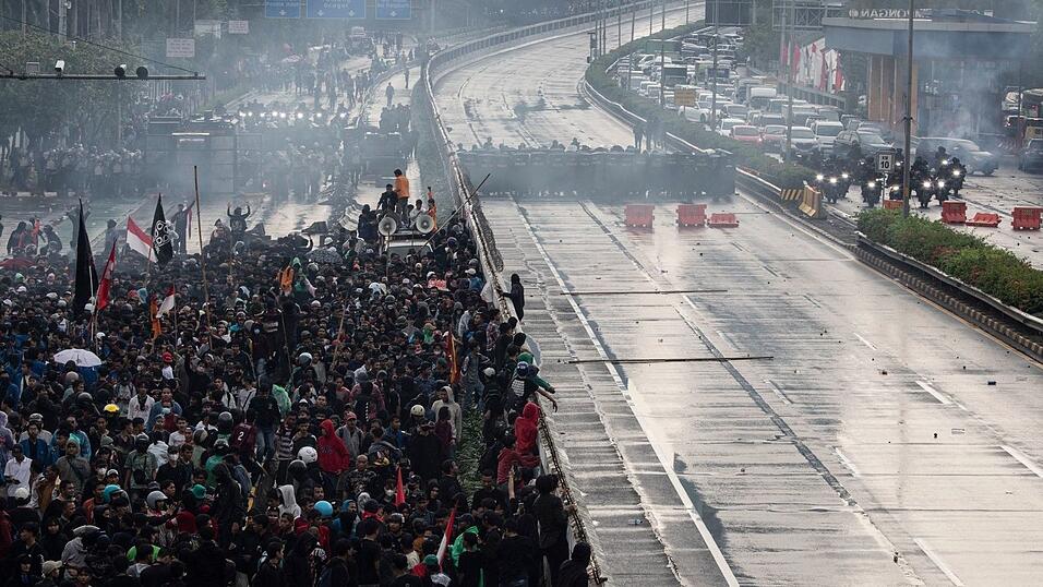 In vielen Landesteilen gibt es seit Tagen heftige Proteste.