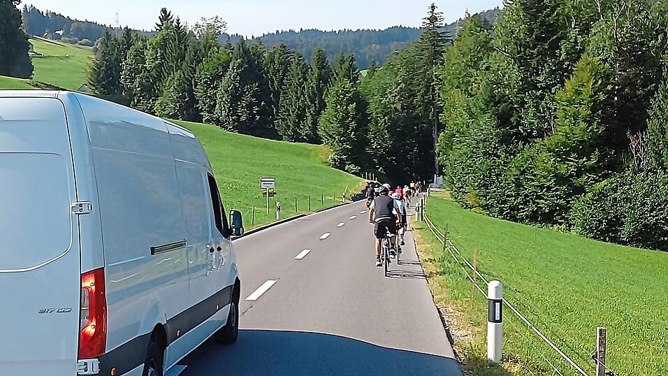Etwa 20 Menschen geben ihr Gep&auml;ck in einen Sprinter ab, der sie die gesamte Fahrt &uuml;ber begleitet, - und radeln los.