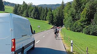 Etwa 20 Menschen geben ihr Gep&auml;ck in einen Sprinter ab, der sie die gesamte Fahrt &uuml;ber begleitet, - und radeln los.
