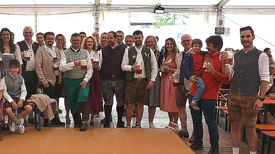 Hat auch schon Tradition: Gemeinsam wurde auf ein gutes Gelingen des Heimatfestes angestoßen. Hat auch schon Tradition: Gemeinsam wurde auf ein gutes Gelingen des Heimatfestes angestoßen.