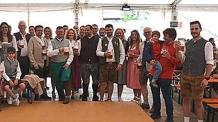 Hat auch schon Tradition: Gemeinsam wurde auf ein gutes Gelingen des Heimatfestes angestoßen. Hat auch schon Tradition: Gemeinsam wurde auf ein gutes Gelingen des Heimatfestes angestoßen.