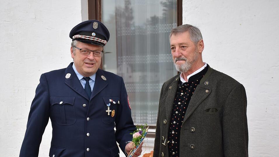 Die Corona-Pandemie hat der Feuerwehr ein unsch&ouml;nes Ereignis beschert - die Schlie&szlig;ung der Vereinsgastst&auml;tte Oberpollinger Wirt, das stellte FFW-Chef Thomas Rieder fest. Zahlreiche Feuerwehrmitglieder trafen sich zum Abschied des Wirts am Feuerwehrhaus und marschierten unter musikalischer Begleitung zum ehemaligen Vereinswirt.
