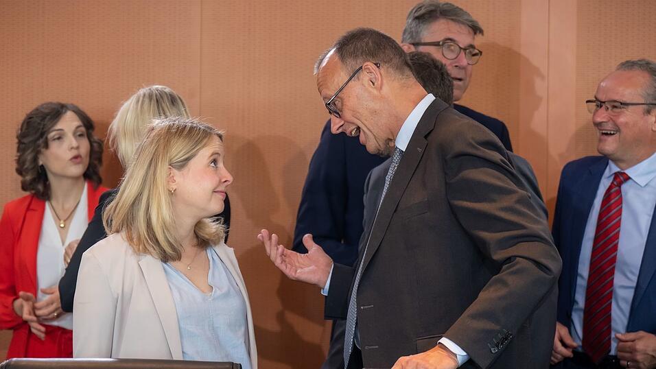 Kanzler Friedrich Merz und die Justizministerin Stefanie Hubig im Kabinett.