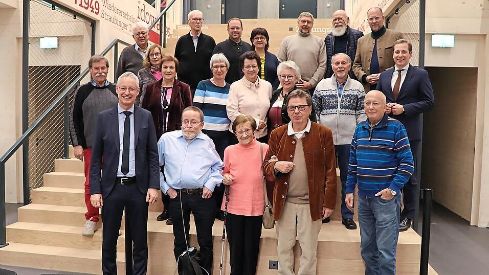 Hat Grund zum Strahlen: Der Stiftungsbeirat der Bürgerstiftung mit OB Markus Pannermayr (vorne links), daneben Stifter Herbert Pfleger und Stiftungs-Projektleiter Gerhard Schmid (vorne 2.v.r.).